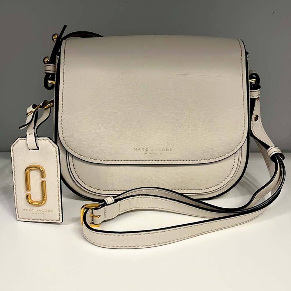 Marc Jacobs Shoulder bag with adjustable strap. Cream and Gold.